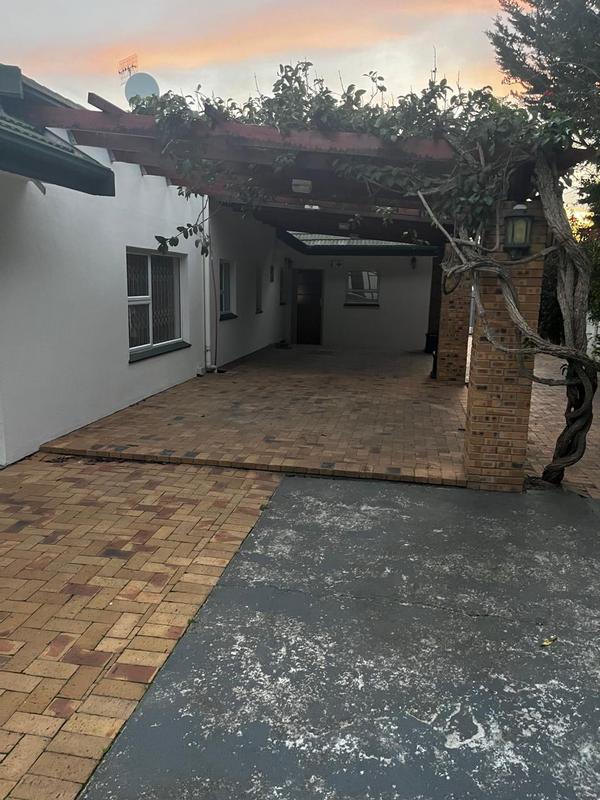 To Let 5 Bedroom Property for Rent in Briza Western Cape